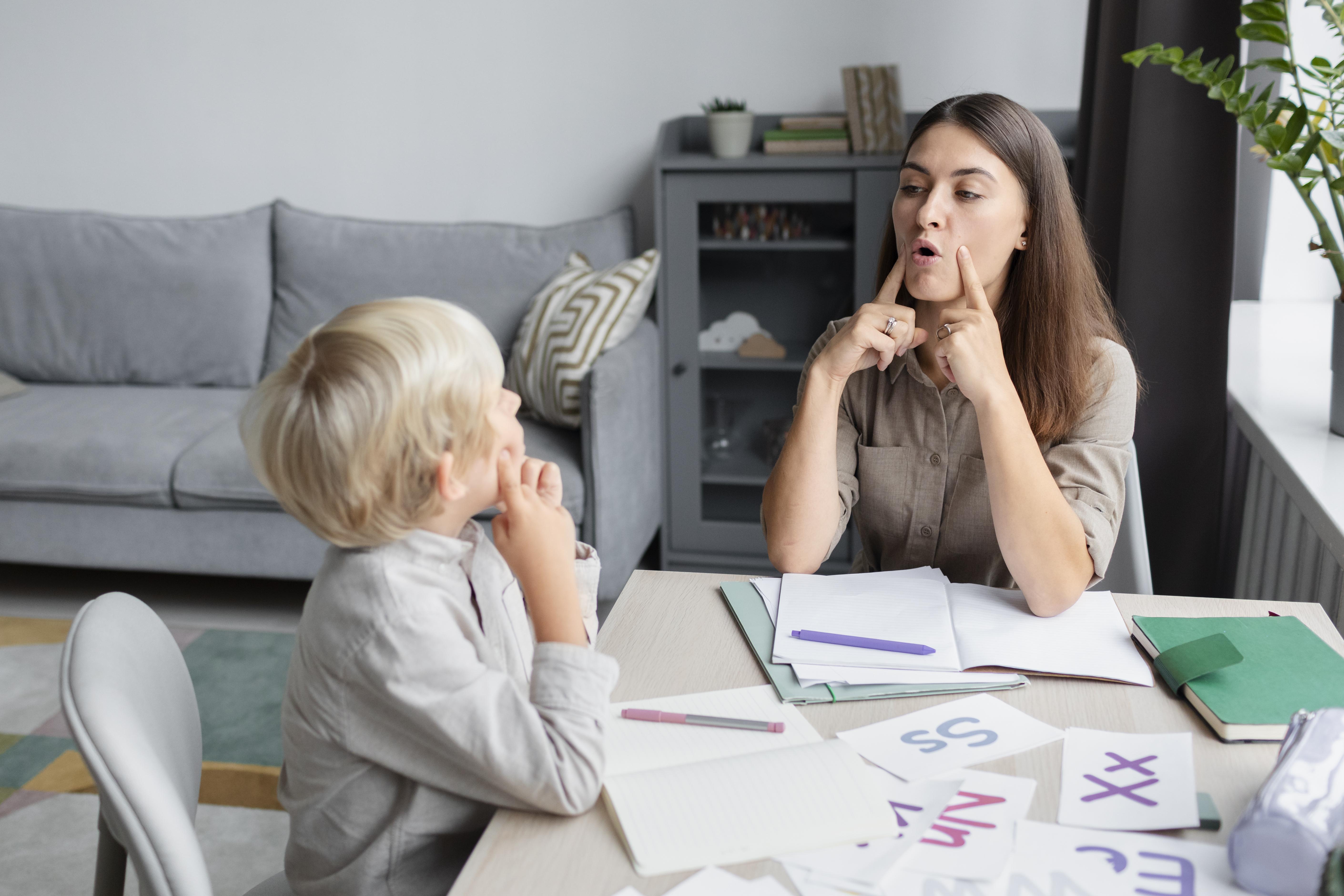 specialist-teach-to-child-to-connact-to-other-childrens